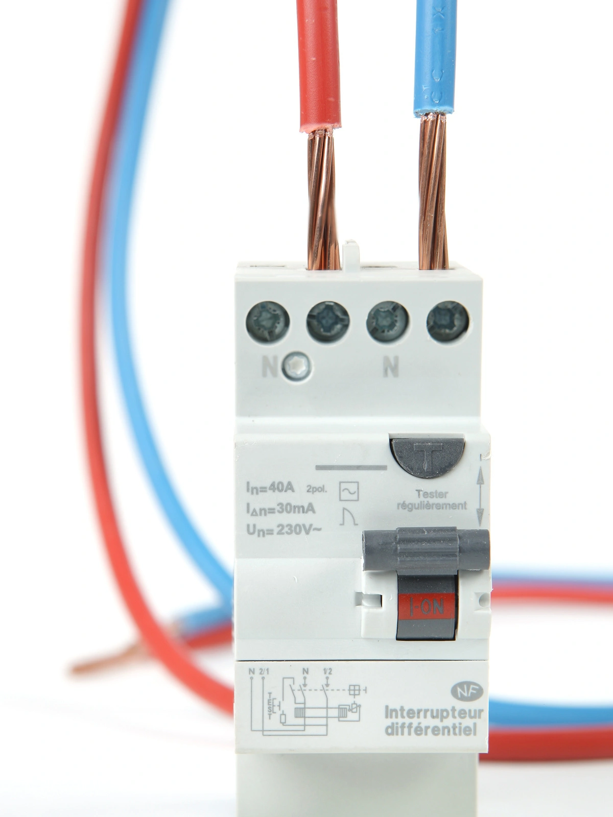 disjoncteur différentiel avec fils électriques dénudés connectés, étape d'intervention en dépannage électrique