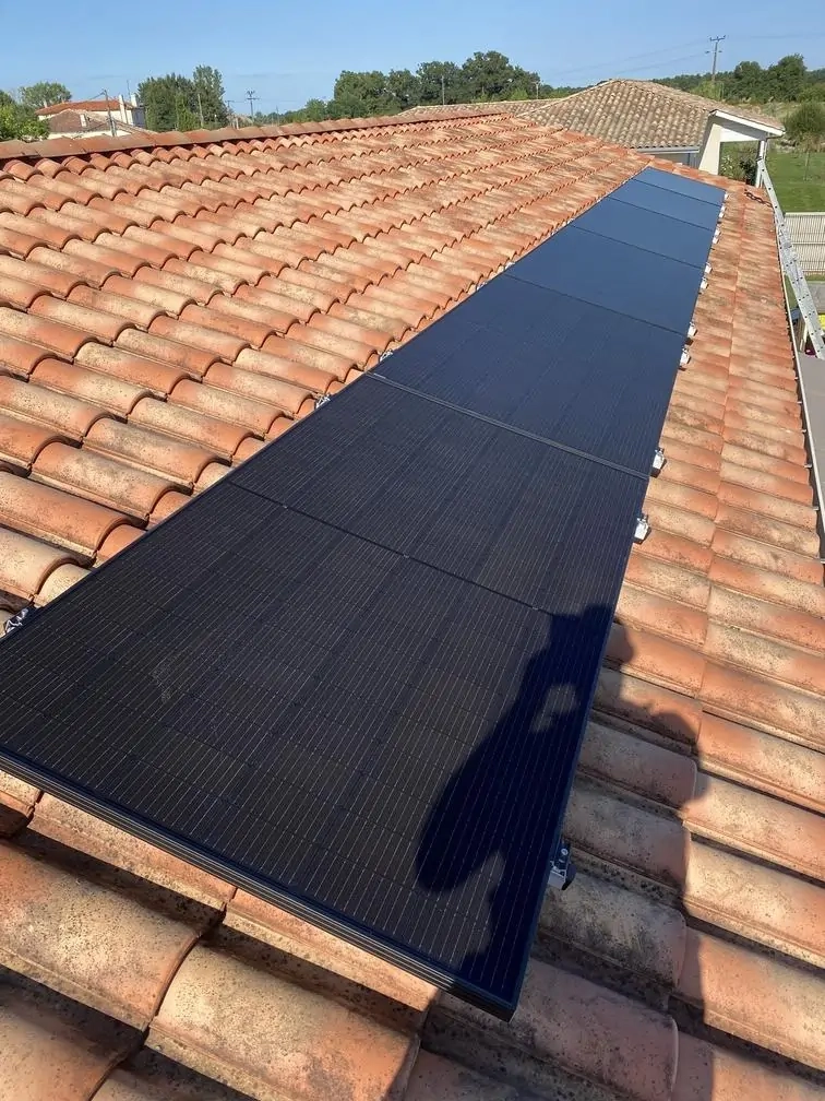 Pose de plusieurs panneaux photovoltaïques